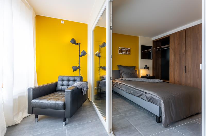 Micro Apartment Zimmer mit Bett, Arbeitsplatz, Wintergarten