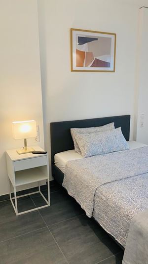 möbliertes Micro Apartment Schlafzimmer